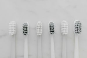 varios cepillos de dientes